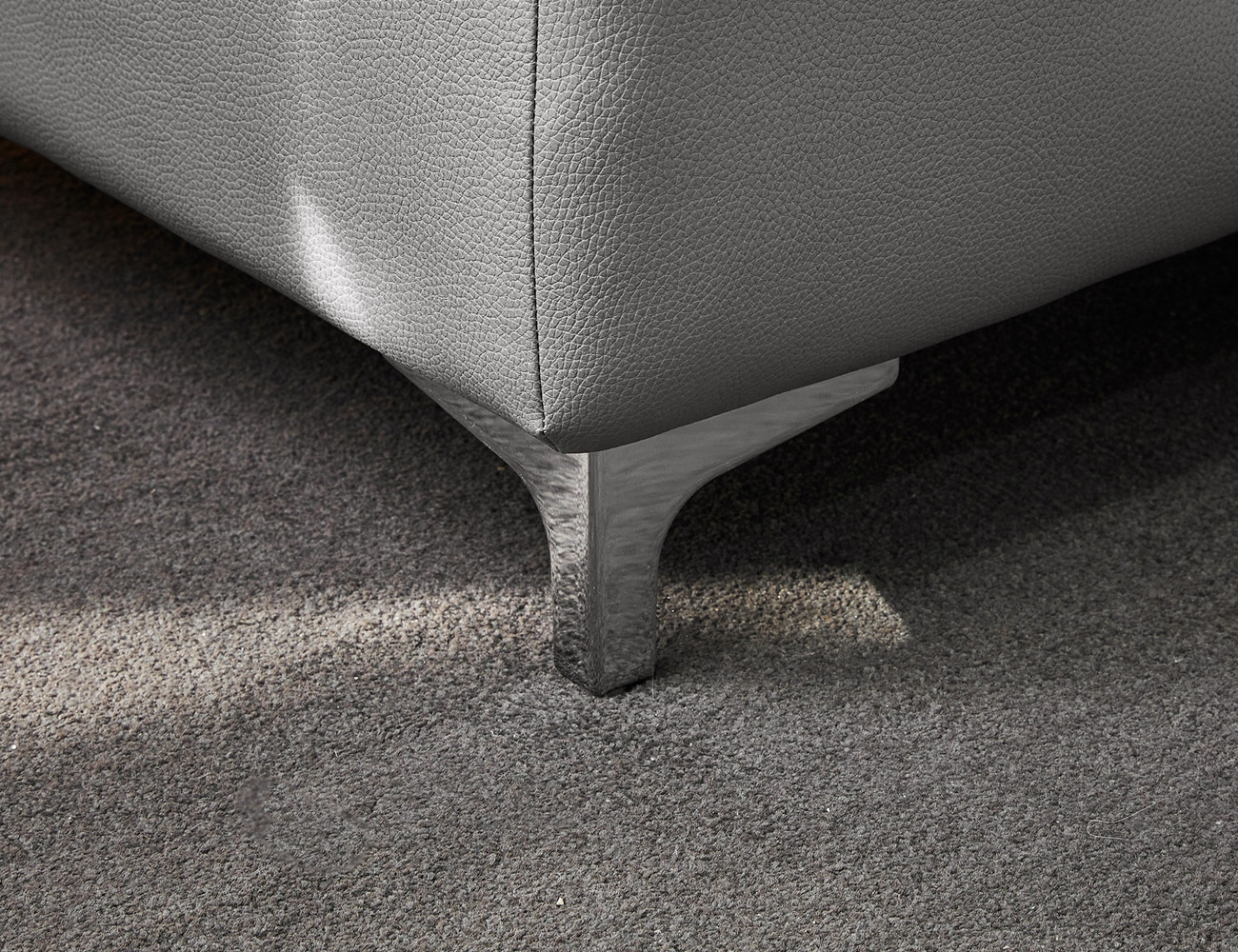 Trải nghiệm không gian quý phái và khoáng đạt cùng sofa văng HNS74 - Ảnh 2