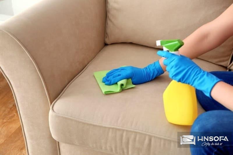 Dùng baking soda làm sạch bề mặt sofa bằng cách pha loãng