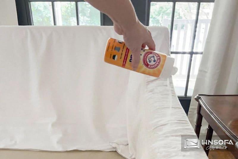 Dùng baking soda làm sạch bề mặt sofa bằng cách rắc trực tiếp