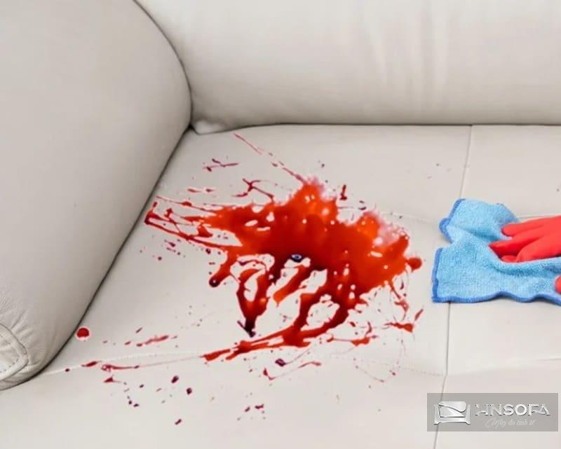 Dùng giấm ăn để làm sạch vết bẩn do chất lỏng gây ra trên sofa