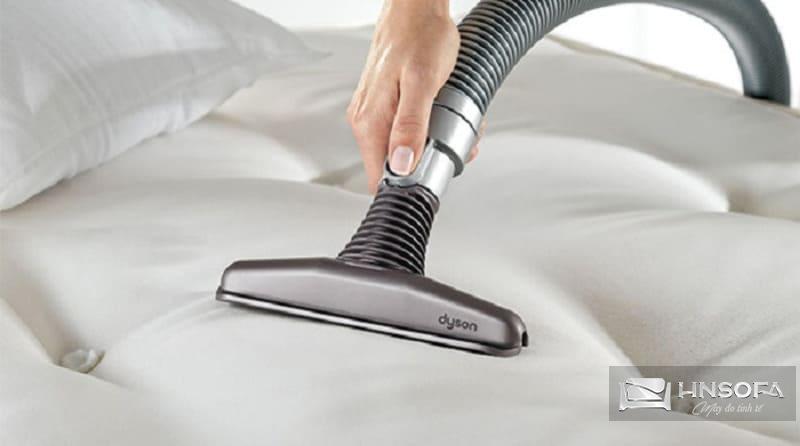 Dùng máy hút bụi để hút sạch những hạt bụi bẩn, lông tóc dính trên ghế