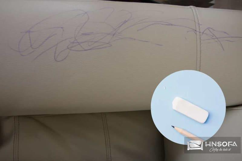 Dùng tẩy bút chì để vệ sinh các vết mực trên ghế sofa da công nghiệp