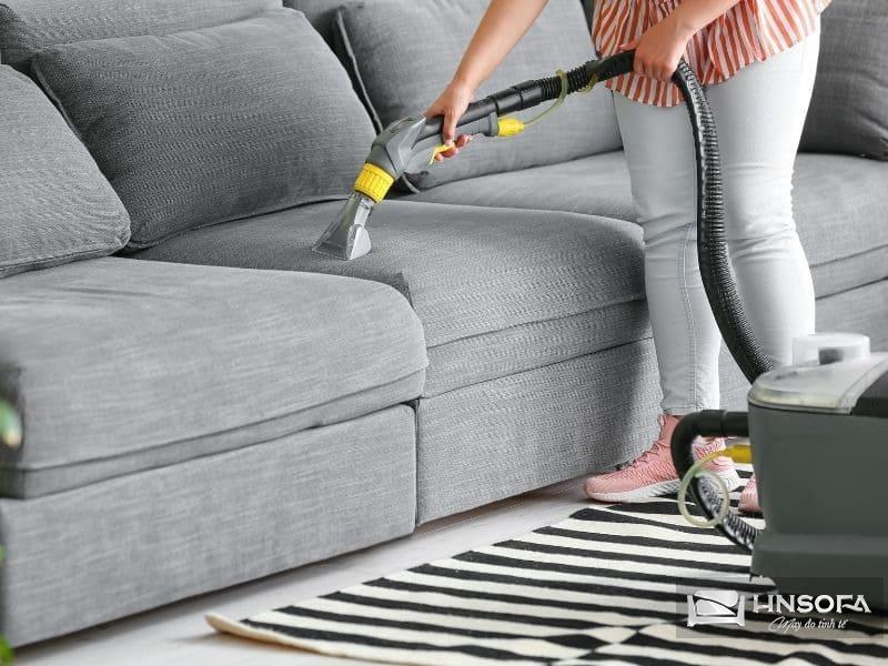  Hút sạch bụi trên ghế Sofa trước khi tiến hành vệ sinh