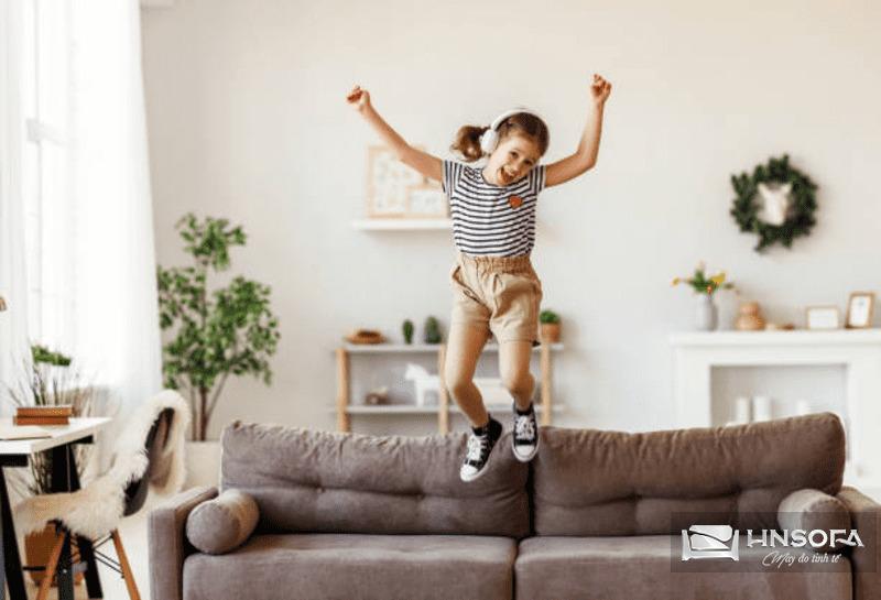 Không nhảy hoặc ngồi quá tải trên Sofa