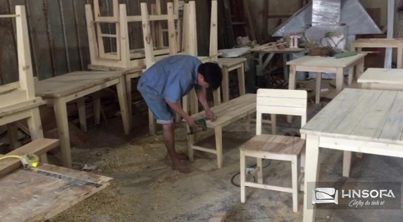Kiểm tra độ chắc chắn của ghế trước khi sơn