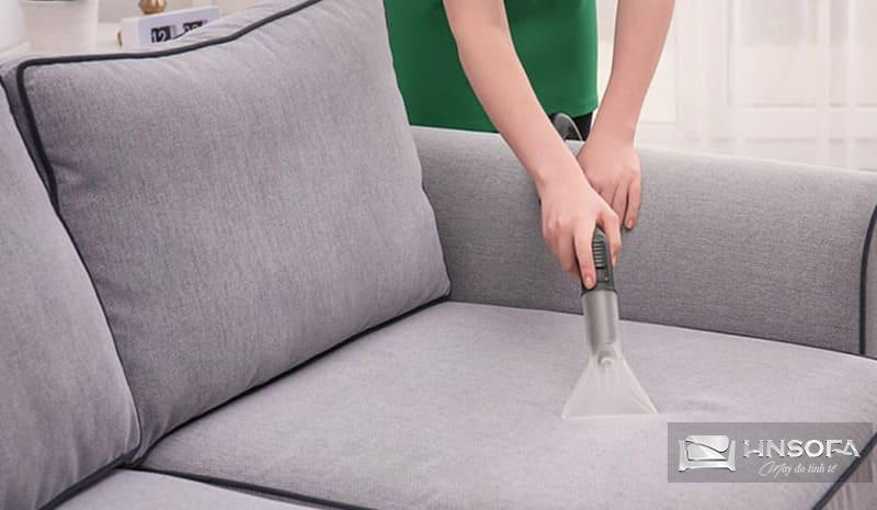 Làm sạch sofa nhung bằng phương pháp giặt khô