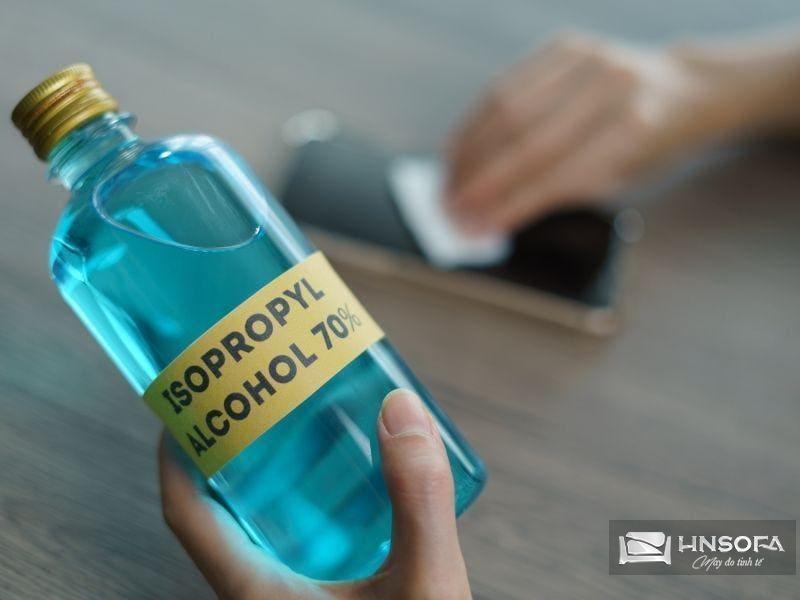 Làm sạch ghế sofa màu trắng với dung môi Isopropyl alcohol