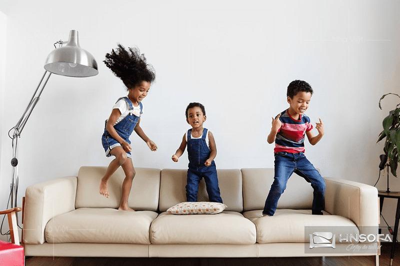 Nhún nhảy trên ghế khiến Sofa bị lún