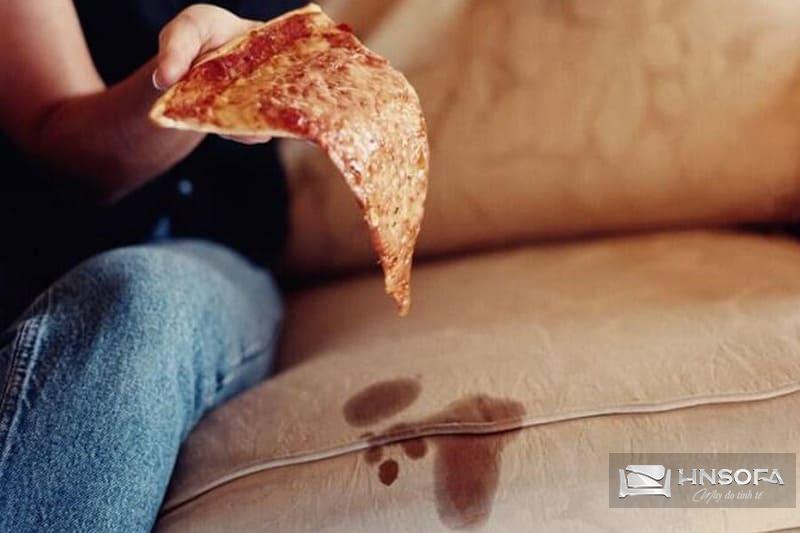 Sofa bám dầu mỡ được lau sạch bằng baking soda