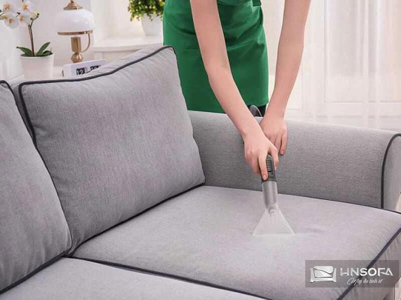 Sử dụng máy hút bụi để khử mùi hôi trên ghế sofa