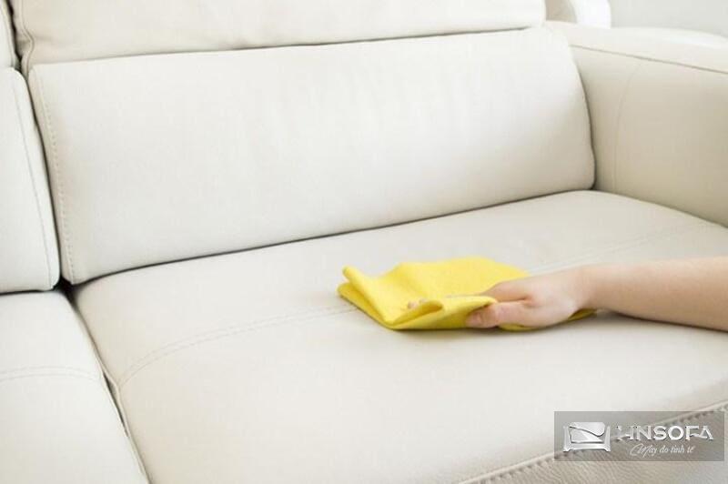 Tại sao phải làm sạch ghế sofa da màu trắng định kỳ?