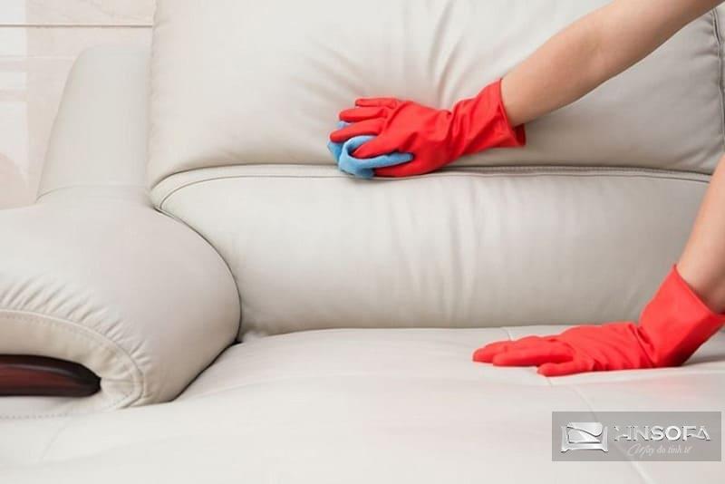 Vệ sinh sofa da thường xuyên bằng vải mềm