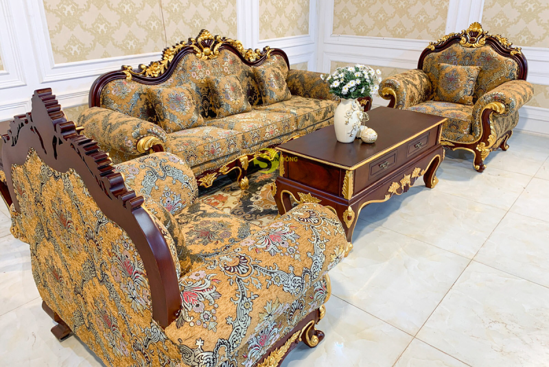 Bộ sofa tân cổ điển bọc vải dát vàng gõ đỏ phong cách hoàng gia toát lên vẻ sang trọng, đẳng cấp cho không gian