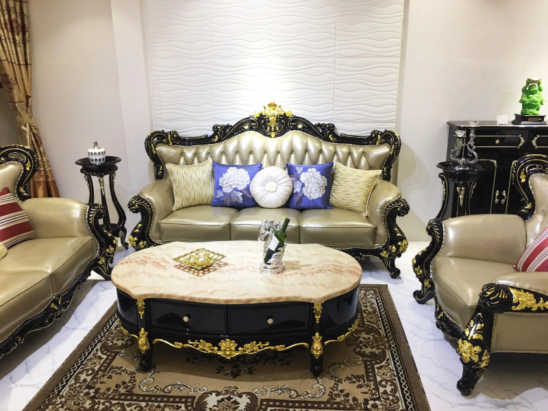 Bộ sofa tân cổ điển mạ vàng gỗ tự nhiên kết hợp bàn trà hình bầu dục tạo nên vẻ đẹp hoàn hảo 