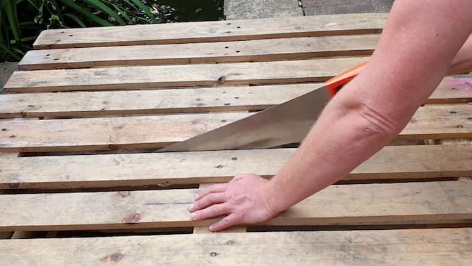 Đo đạc và cưa cắt những tấm Pallet cho từng vị trí