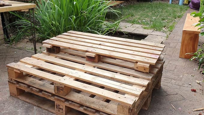 Chuẩn bị sẵn các tấm Pallet để làm sofa