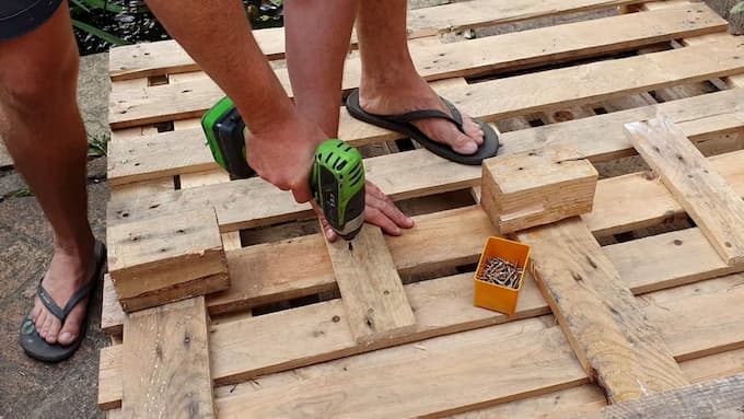 Xử lý bề mặt cho nhẵn và tiến hành lắp ghép