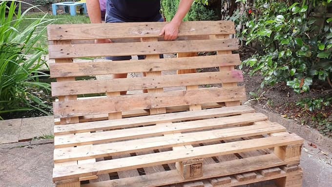 Dựng tựa lưng và các tay vịn cho bộ ghế sofa pallet
