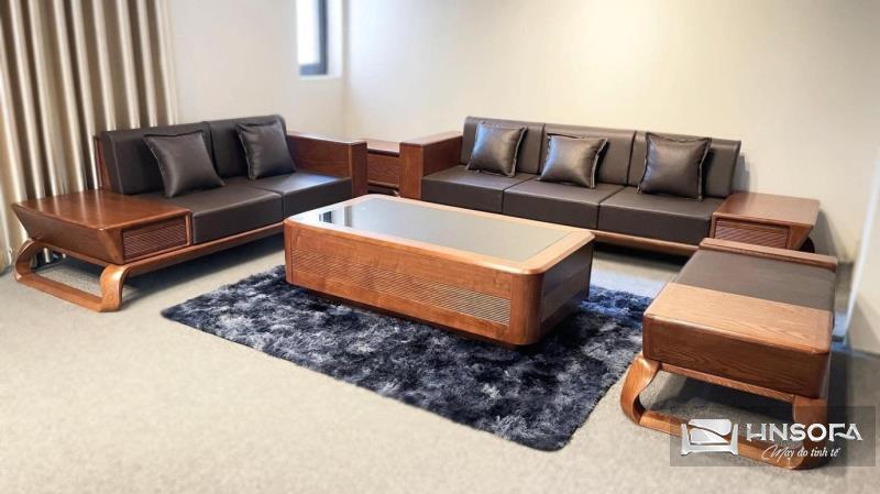 Chất liệu gỗ tự nhiên và kiểu chân xoắn tạo nên sự cổ điển, làm cho ghế sofa trở thành một tác phẩm nghệ thuật trong phòng khách