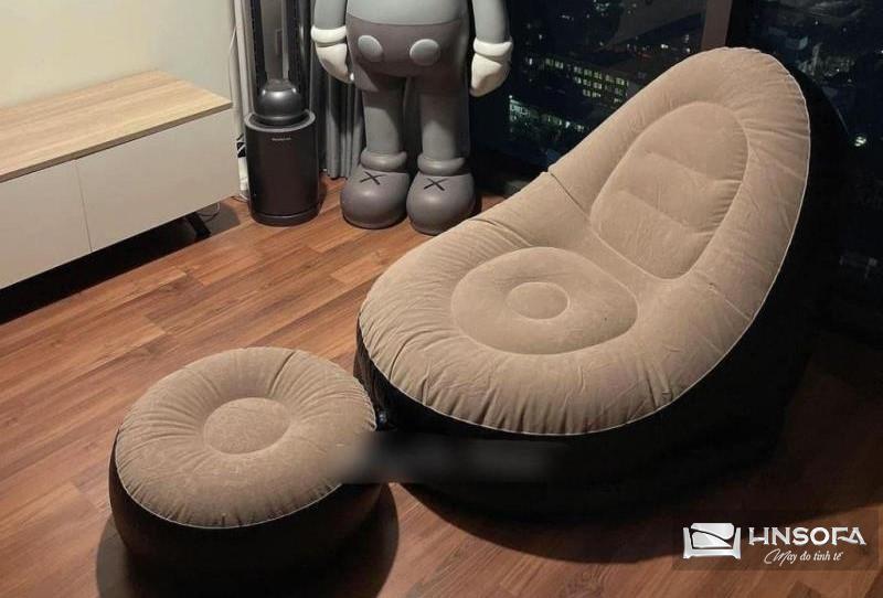 Chất liệu sofa bơm hơi bền bỉ và dễ dàng vệ sinh giúp giữ cho sofa luôn mới mẻ và phù hợp cho những người có lối sống năng động
