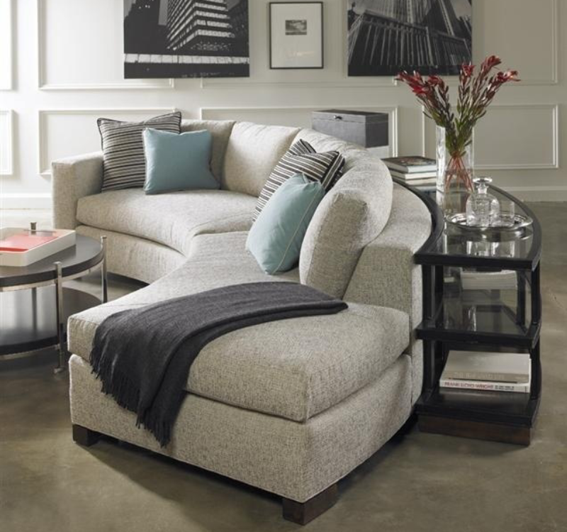 Đặt chiếc bàn hình vòng cung ngay sau lưng ghế sofa tạo thành một khối hoàn chỉnh 