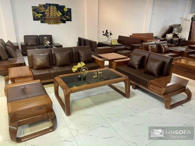 Ghế sofa chân xoắn với đệm lò xo và lớp vải mềm mịn giúp bạn thư giãn một cách thoải mái sau một ngày dài.