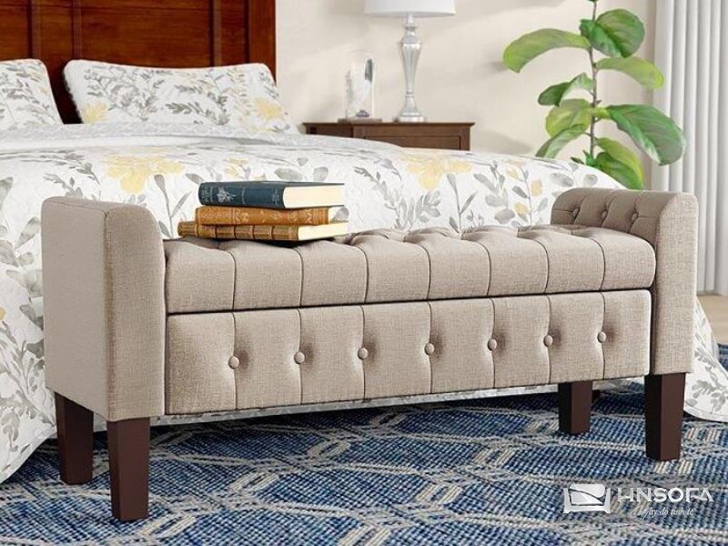 Ghế sofa cuối giường có thiết kế thông minh với ngăn chứa đồ tích hợp, giúp tối ưu hóa không gian lưu trữ trong phòng ngủ
