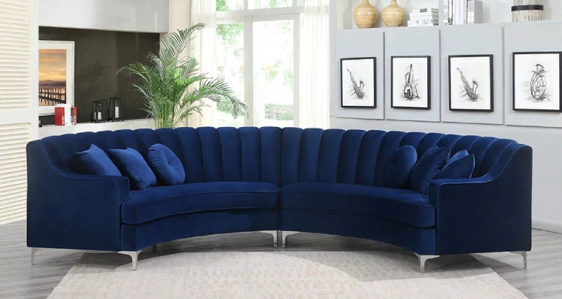 Ghế sofa hình vòng cung với sự kết hợp giữa màu xanh dương và vải nỉ tạo nên một không gian phòng khách đầy tinh tế và sang trọng