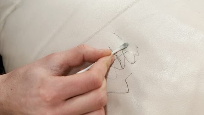 Tẩy chi tiết mực bút bi trên ghế sofa với nước