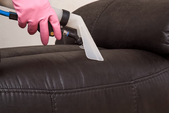 Hút và làm sạch bề mặt ghế sofa da để tránh bị xước da