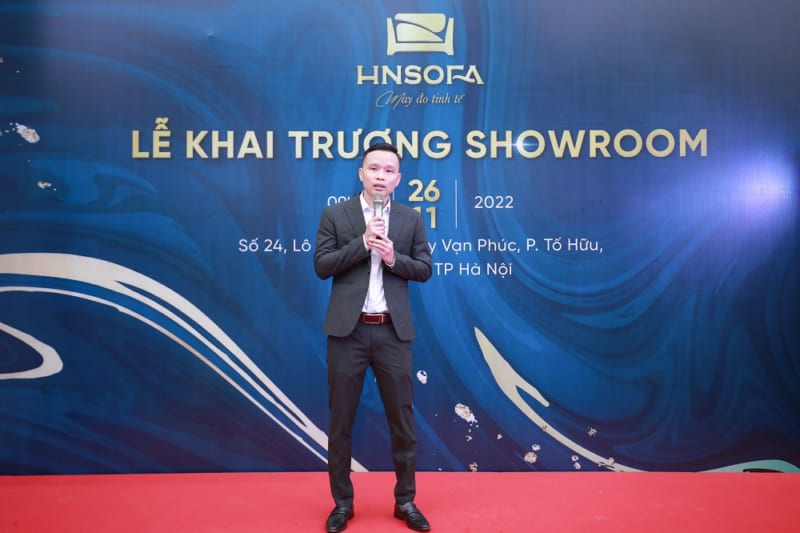 Giám đốc HNSOFA phát biểu tại buổi lễ khai trương showroom