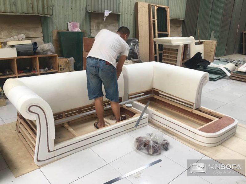 Lắp ghép lại các bộ phận trên ghế sofa