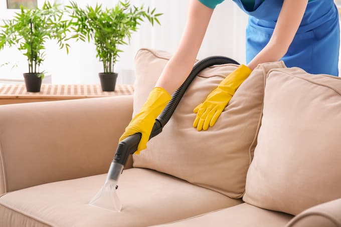Hút sạch bụi bẩn trước khi vệ sinh bằng dung dịch