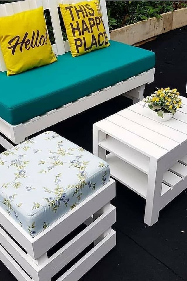 Sofa Pallet mầu trắng với ghế đôn và đệm nổi bật
