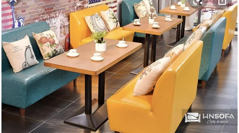 Mẫu thiết kế sofa tay gỗ quán cafe nhiều màu sắc sặc sỡ, nổi bật