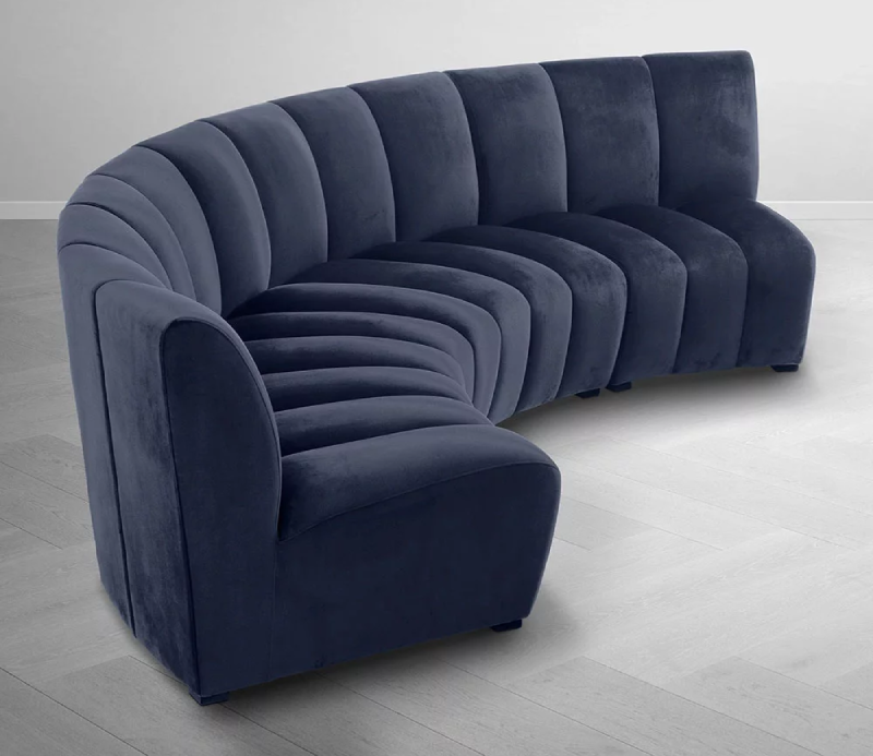 Màu xanh đậm của ghế sofa hình vòng cung giúp việc giữ gìn vệ sinh cho ghế