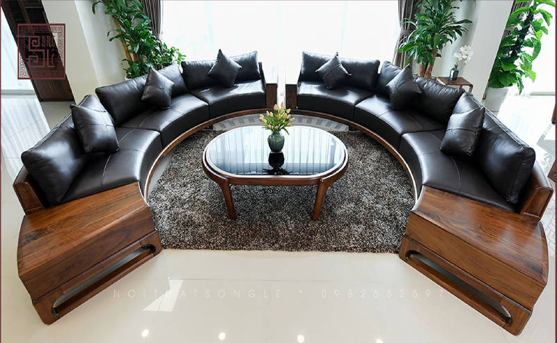 Một bàn ghế sofa gỗ óc chó vòng cung sẽ là một lựa chọn hoàn hảo để tạo nên một không gian sống đẳng cấp và tinh tế.