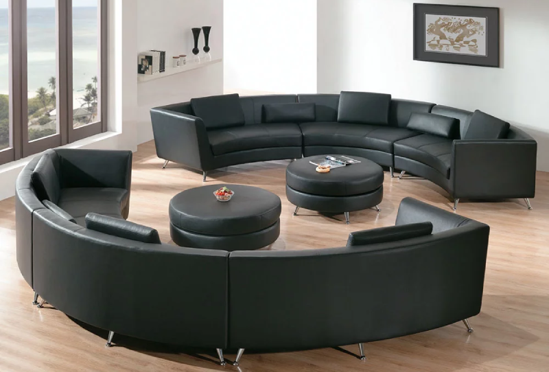 Sofa da hình vòng cung với đường cong tinh tế và các chi tiết tinh xảo, tạo nên một không gian vô cùng sang trọng và đẳng cấp