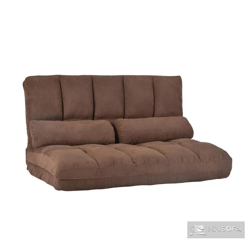 Bộ sofa giường bệt màu nầu sậm với 2 gối ôm đi kèm, kiểu dáng hiện đại