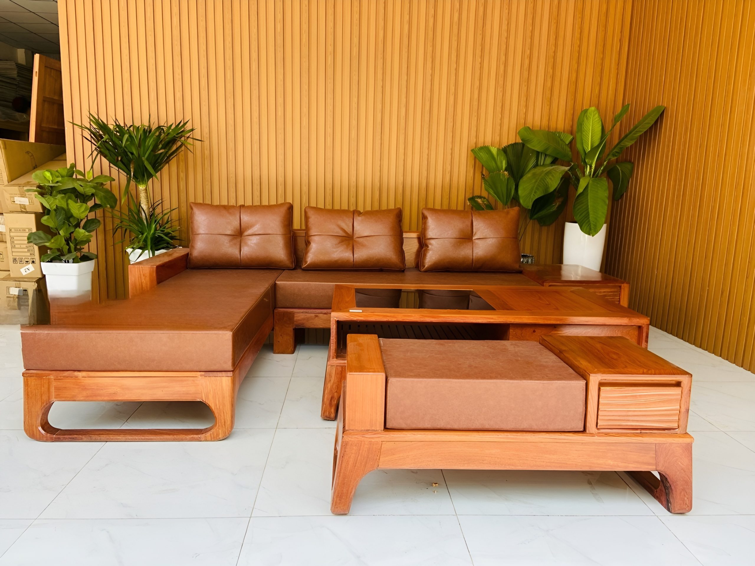 Sofa gỗ hương có giá cao hơn so với các sofa khác, không phù hợp môi trường ẩm mốc