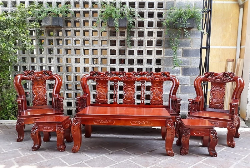 Sofa gỗ tràm xoan đào chạm trổ tỉ mỉ, tinh tế