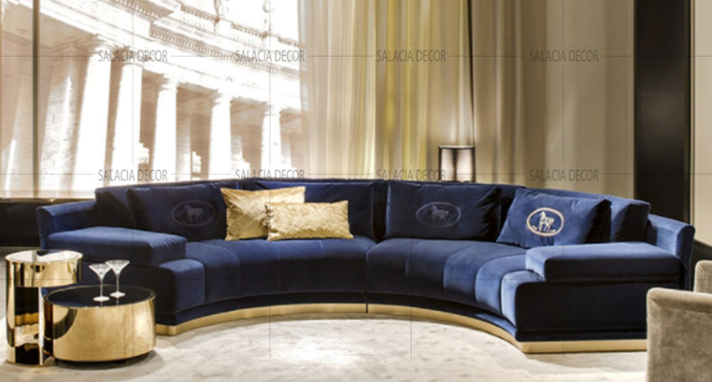 Sofa hình vòng cung được đặt một trong phòng
