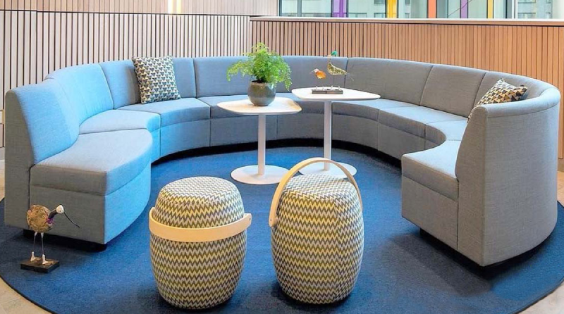Sofa hình vòng cung xanh da trời kết hợp cùng bàn trắng tạo sự tươi mới cho không gian