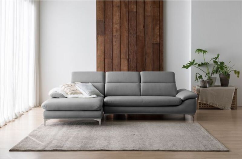 Ghế sofa màu ghi xám nhỏ nhắn cho phòng khách diện tích hẹp