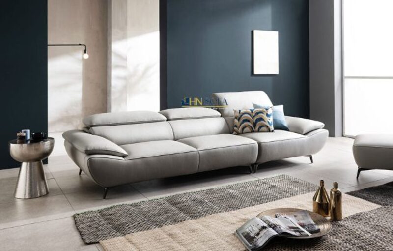 Ghế sofa màu ghi sáng làm điểm nhấn chính cho căn phòng