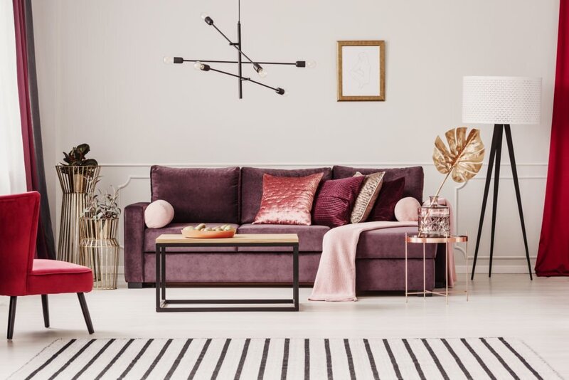 Sofa màu tím kết hợp với màu nâu sang trọng
