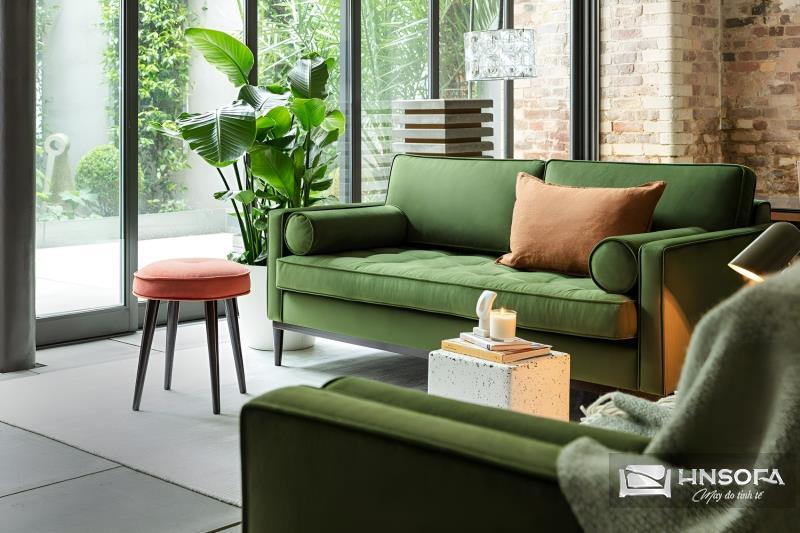 Sofa màu xanh lá giúp cho không gian trở nên tươi mát và đầy sức sống