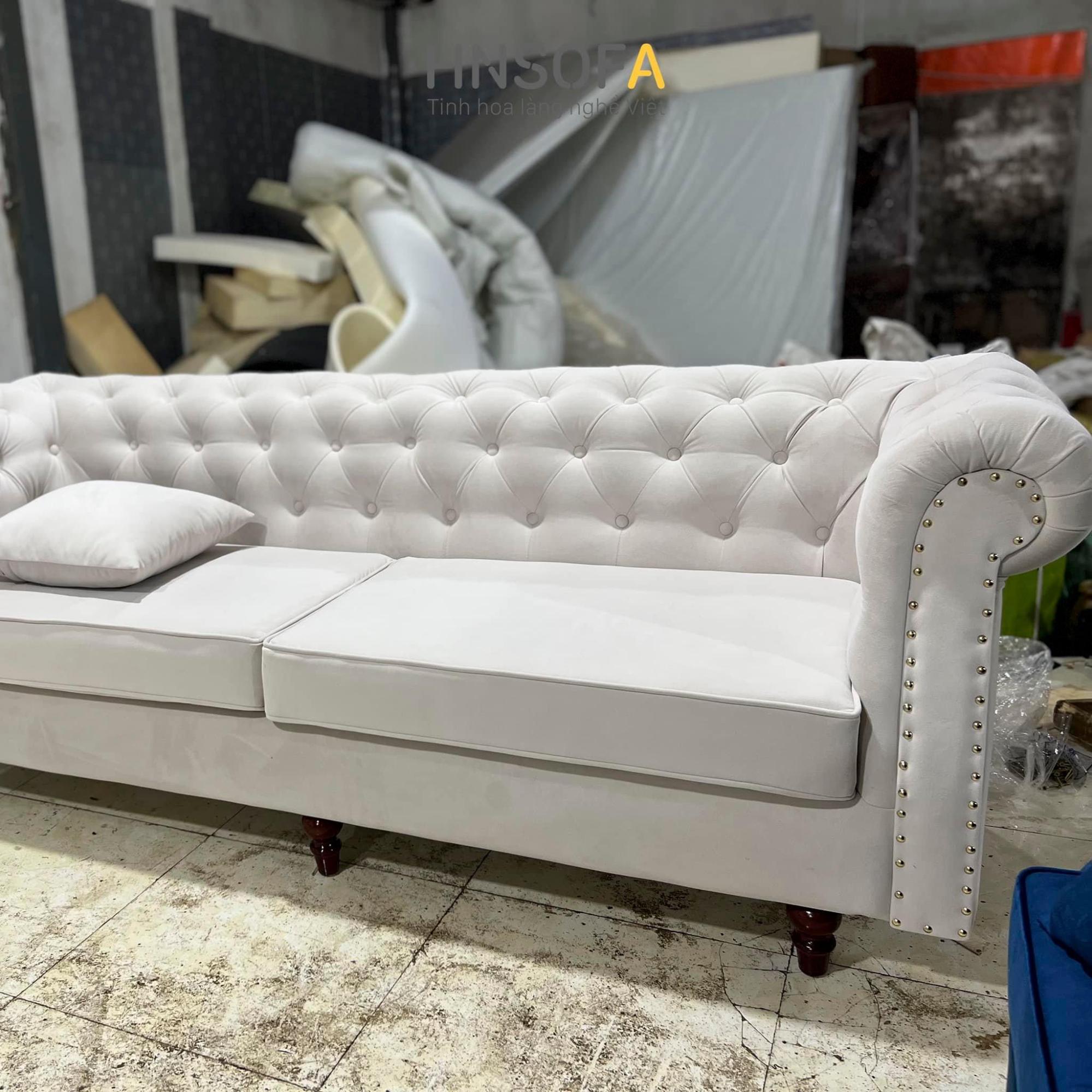 Ghế sofa nỉ nhung tân cổ điển giúp không gian phòng khách trở nên tinh tế, hiện đại hơn