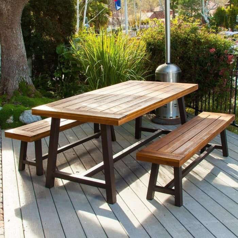 Sofa sắt hộp ngoài sân vườn là một ý tưởng không tồi giúp bạn thư giãn, đọc sách