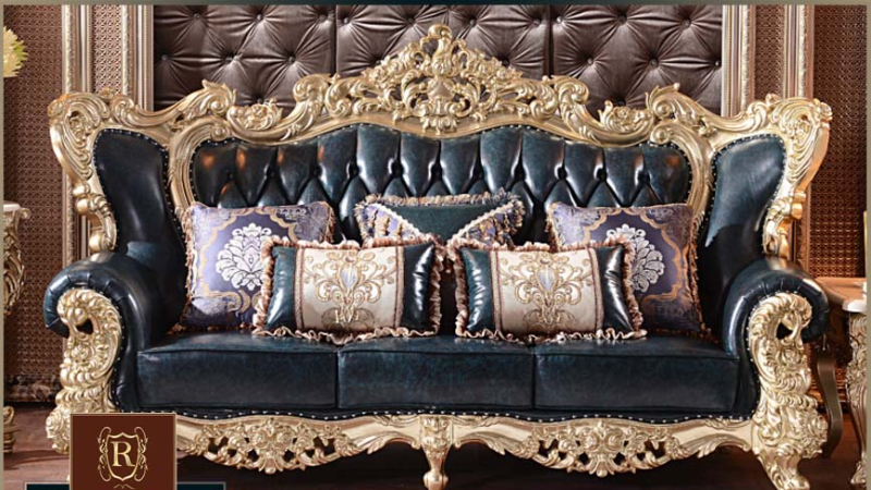 Sofa tân cổ điển dát vàng họa tiết cầu kỳ phong cách Ý đặt ở phòng khách tạo nên sự ấn tượng và đẳng cấp khi khách đến thăm. 